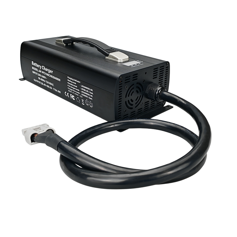 2100W⻛扇充电器